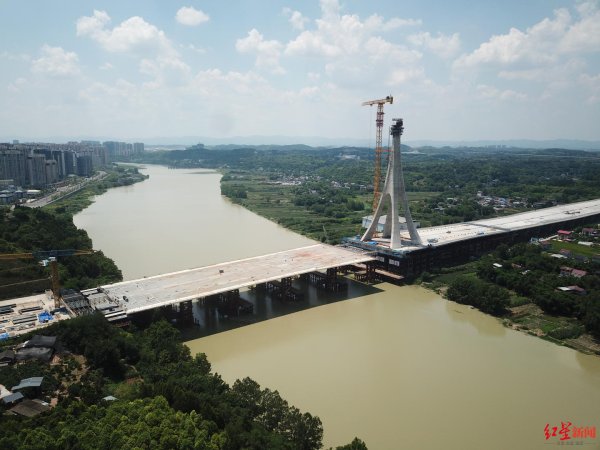 最好的股票配资平台 成都东西城市轴线新进展！沱江大桥主塔封顶